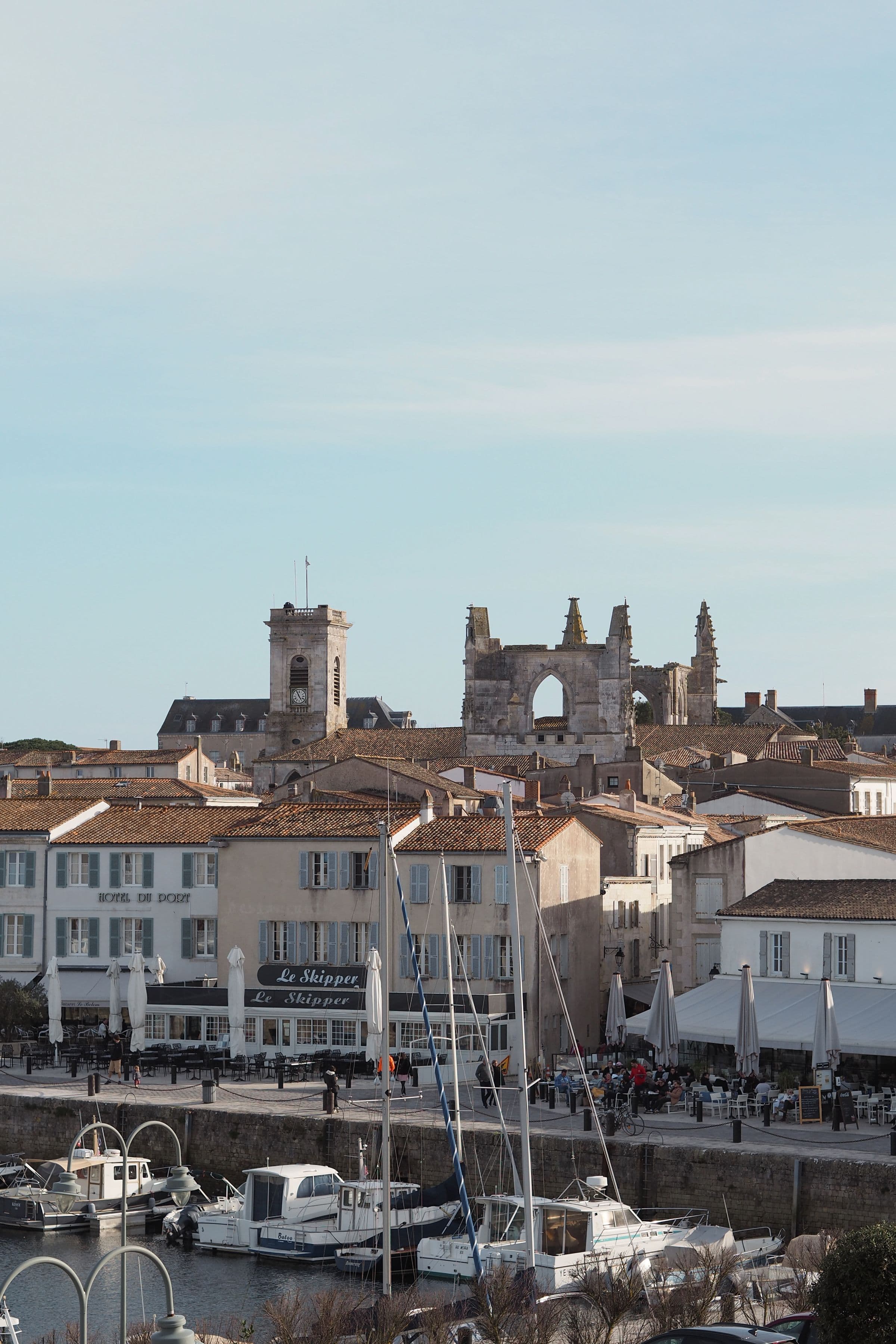 Port de Saint-Martin-de-Re et son clocher en ruine au coucher du jour