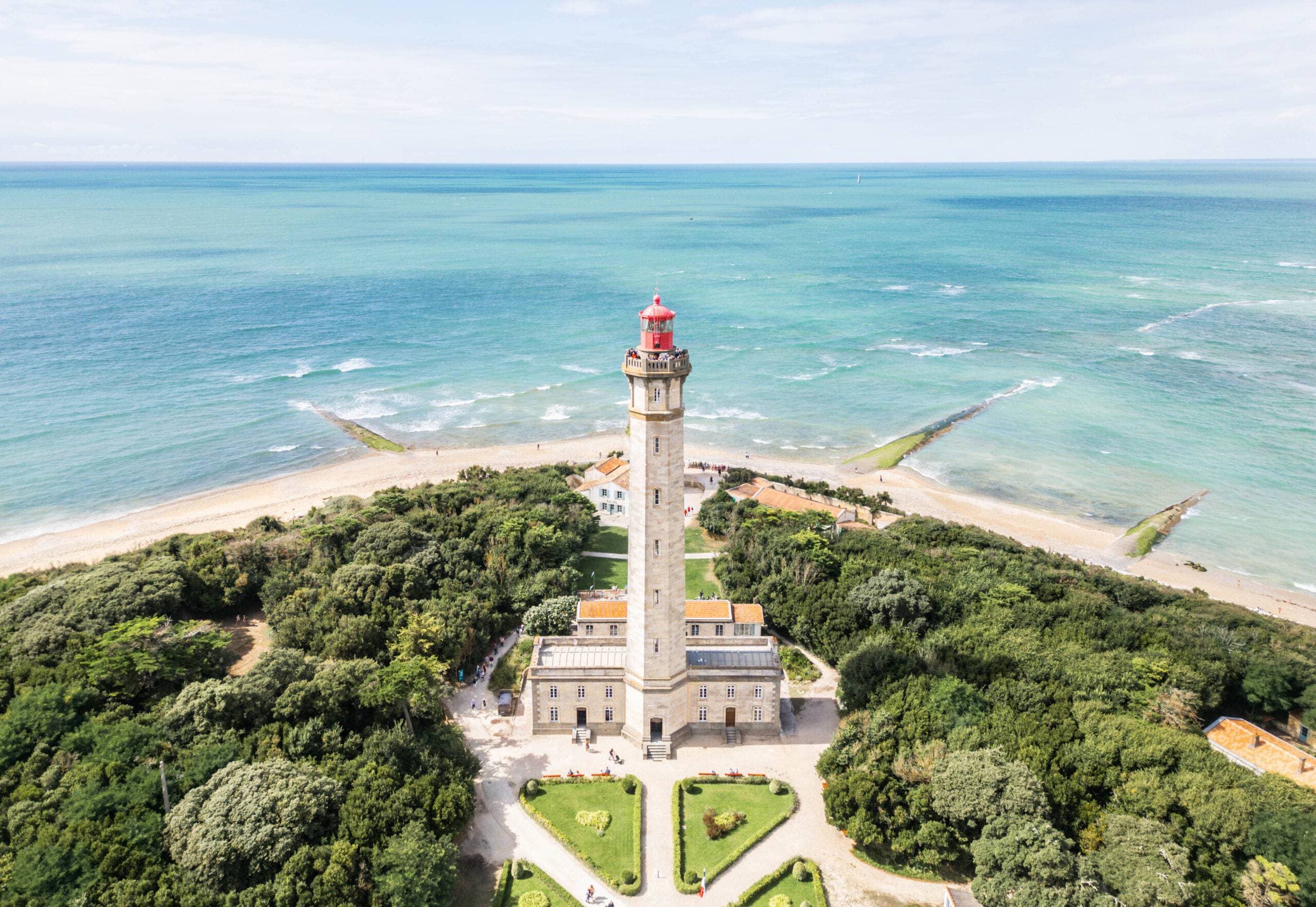 Phare des Baleines vu du ciel, entoure de son jardin et de la plage